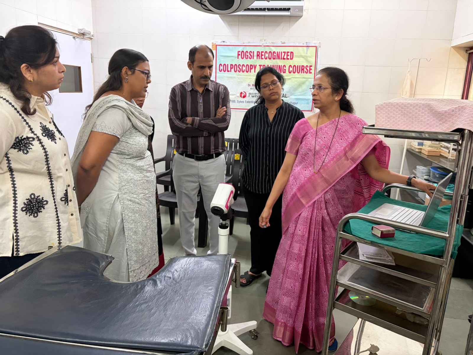Dr. Bharati Abhyankar explaining colposcopy procedure to participants